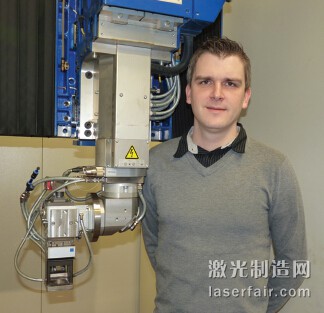 BAM德國聯(lián)邦材料研究和測量研究所（德國柏林）研究員 Marcel Bachmann與激光焊接機(jī)的合影。