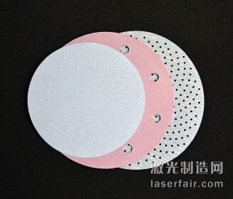 圖2：三個砂碟展示了其演化過程：從沒有孔到10mm直徑的孔， 再到更高密度的1.5mm的孔。(圖片來自：Norton|Saint-Gobain)