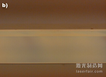 微分干涉相差顯微鏡下的0.77mm厚康寧 CT24玻璃的橫截面。使用CO2碳激光器 （約10μm）（a）切割的部件顯示了剩余應 力，而使用CO激光器（約5μm）（b）切割 的部件則無缺陷。