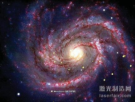 地球附近一個年僅30歲的黑洞被錢德拉X射線望遠鏡發(fā)現(xiàn)。這個黑洞是距離地球約5000萬光年的M100星系中超新星“SN1979C”的余燼，正在吞噬這顆超新星和伴星落下的物質(zhì)。