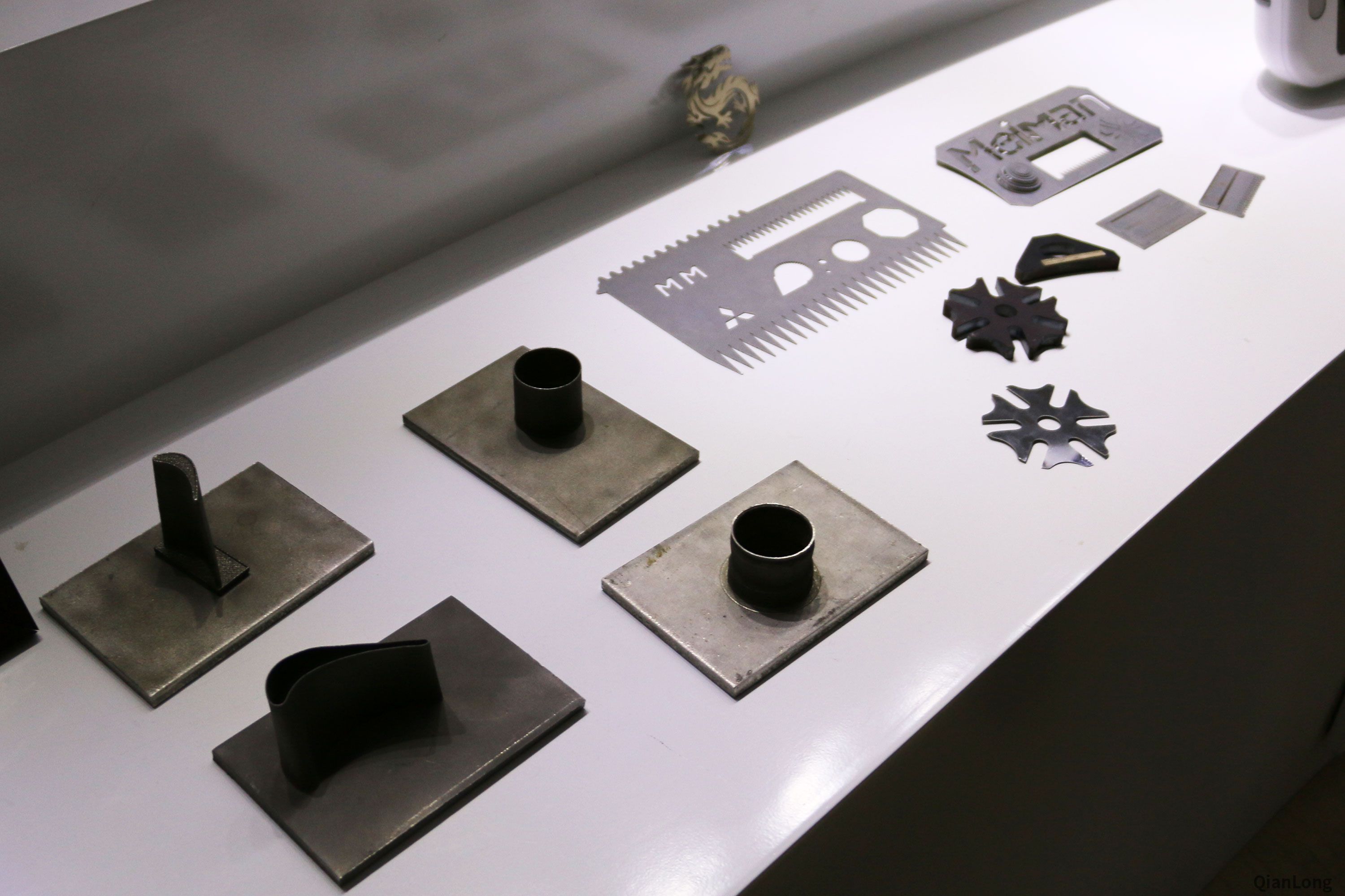 12.在西安光電所科技成果展示中心內(nèi)展出的激光3D打印的成品，精度高，質(zhì)量佳，應(yīng)用廣泛。（千龍網(wǎng)軍事頻道記者 馬群 攝）