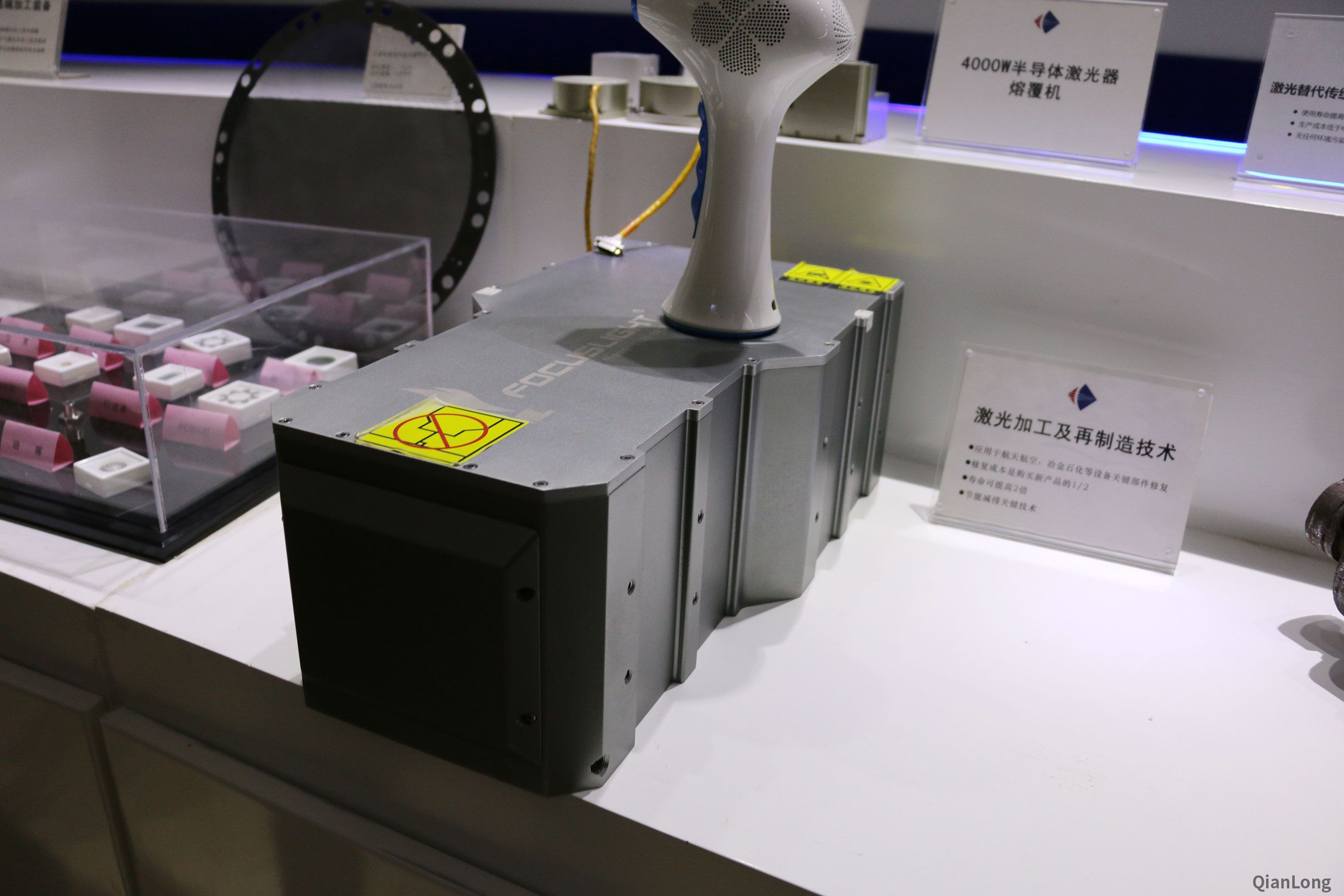 08.在西安光電所科技成果展示中心內(nèi)展出的激光熔覆設(shè)備，即4000w半導(dǎo)體激光熔覆機(jī)。（千龍網(wǎng)軍事頻道記者 馬群 攝）