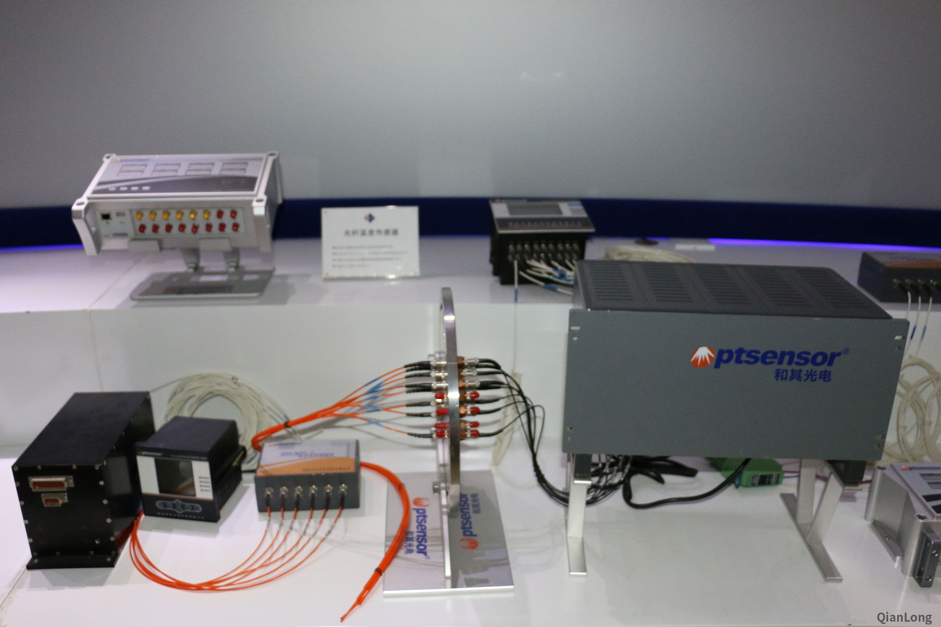 11.在西安光電所科技成果展示中心內(nèi)展出的光線溫度傳感器。（千龍網(wǎng)軍事頻道記者 馬群 攝）