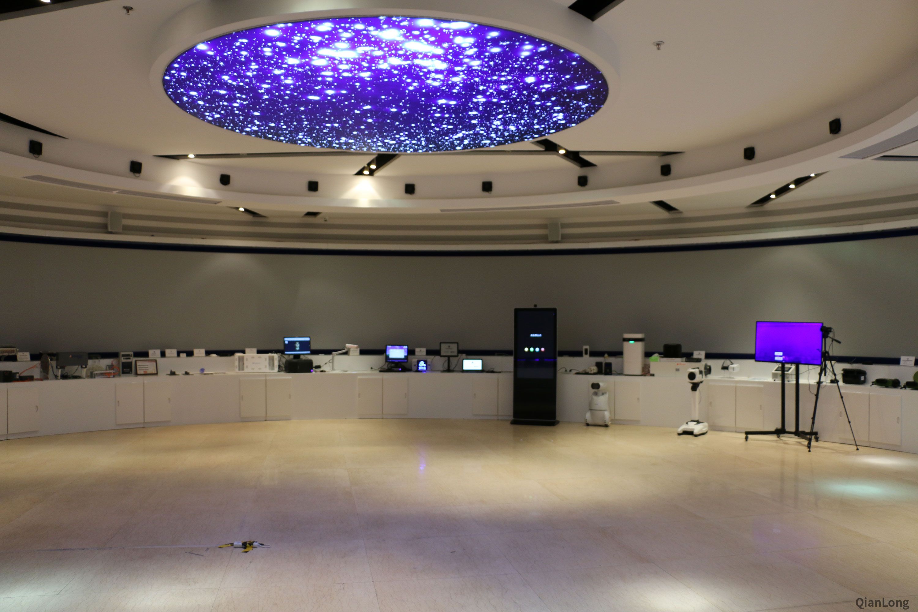03.西安光電所科技成果展示中心內(nèi)部陳列了多種展品，涉及到了軍用和民用兩大方面，并且有多種成果轉(zhuǎn)化成踐行軍民融合的排頭兵。（千龍網(wǎng)軍事頻道記者 馬群 攝）