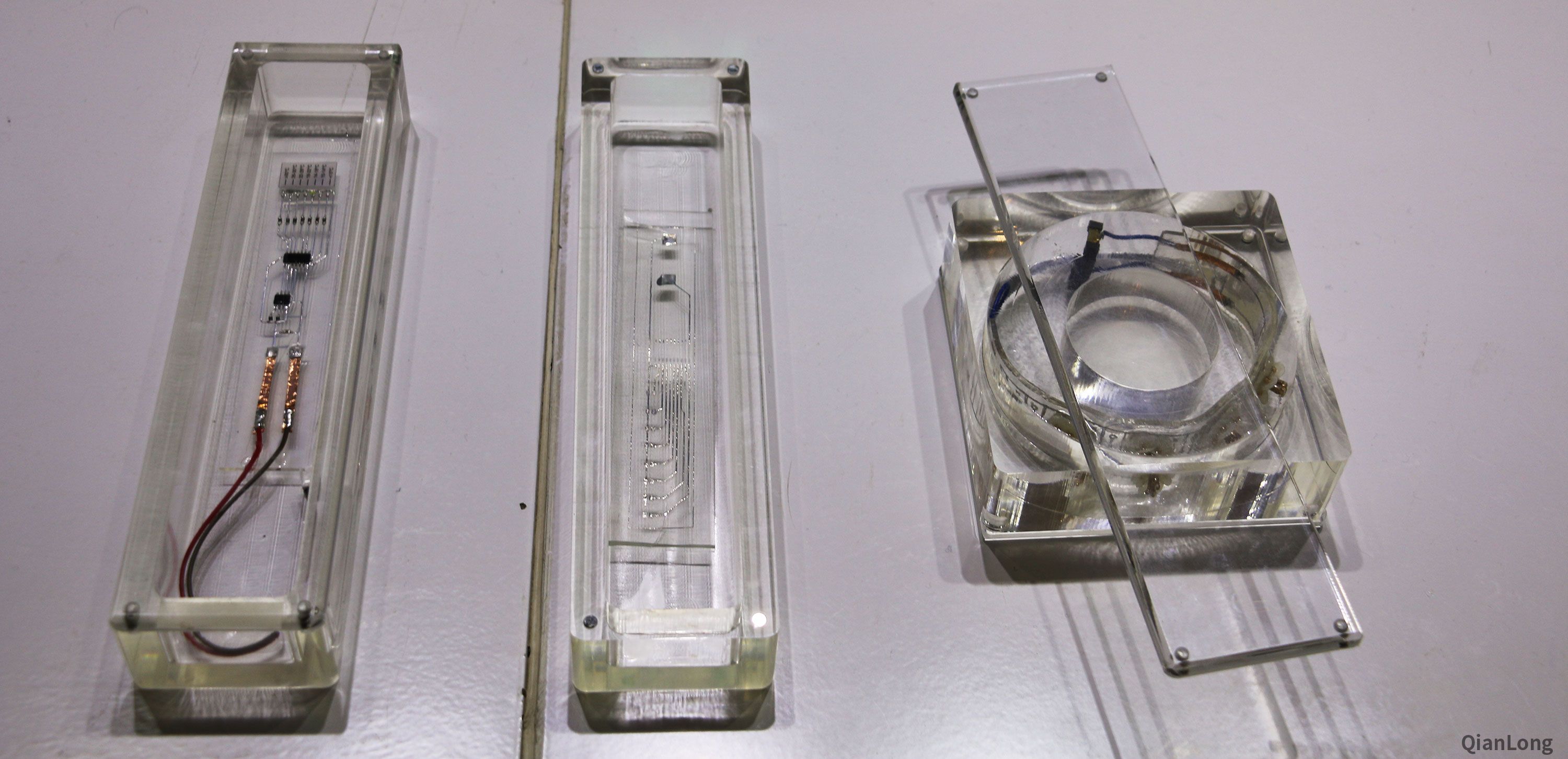23.在西安光電所科技成果展示中心內(nèi)展出的液態(tài)金屬電子增彩制造的樣品。西安光電所獨(dú)創(chuàng)的液態(tài)金屬電子增彩技術(shù)，目前已實(shí)現(xiàn)液態(tài)金屬打印雷達(dá)波天線，并可融入飛機(jī)機(jī)翼或人類皮膚表面。（千龍網(wǎng)軍事頻道記者 馬群 攝）