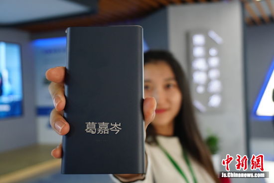 激光打印機將人名打印在了充電寶上，個性十足。