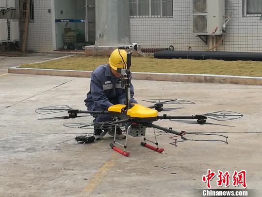 深圳:使用國內(nèi)首款激光炮清障無人機(jī)清理輸電線上外掛物 深圳:使用國內(nèi)首款激光炮清障無人機(jī)清理輸電線上外掛物