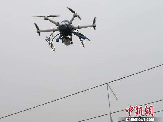深圳:使用國內(nèi)首款激光炮清障無人機(jī)清理輸電線上外掛物 深圳:使用國內(nèi)首款激光炮清障無人機(jī)清理輸電線上外掛物