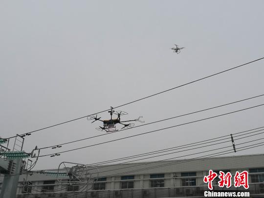 深圳:使用國內(nèi)首款激光炮清障無人機(jī)清理輸電線上外掛物 深圳:使用國內(nèi)首款激光炮清障無人機(jī)清理輸電線上外掛物