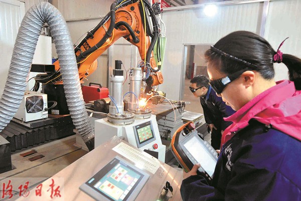 清華高端裝備研究院洛陽基地:神奇激光為工業(yè)零部件“強筋骨” 清華高端裝備研究院洛陽基地:神奇激光為工業(yè)零部件“強筋骨”