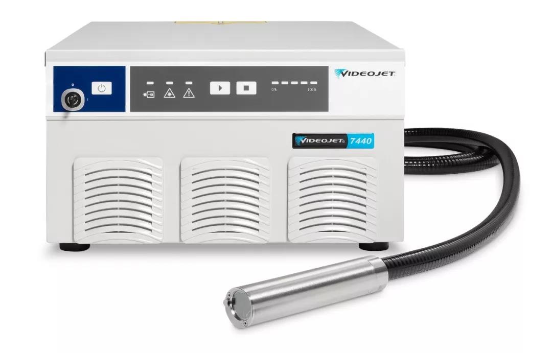 迪捷新推出 Videojet® 7340 和 7440 光纖激光打碼系統(tǒng)，領(lǐng)先使用業(yè)內(nèi)體積更小的 LightfootTM 打印頭。
