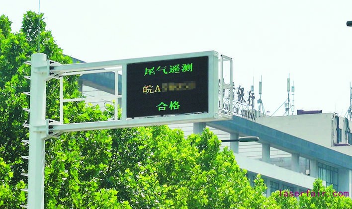 電子屏?xí)?shí)時(shí)給出車輛尾氣監(jiān)測結(jié)果