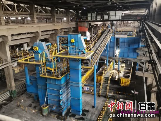 圖為酒鋼集團(tuán)西部重工公司消失模生產(chǎn)線。 白海濤 攝