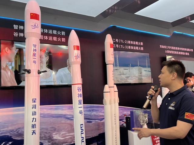 “谷神星一號(hào)”固體運(yùn)載火箭和“智神星一號(hào)”可重復(fù)使用的液體運(yùn)載火箭模型吸引了大家的關(guān)注。宋婧 攝