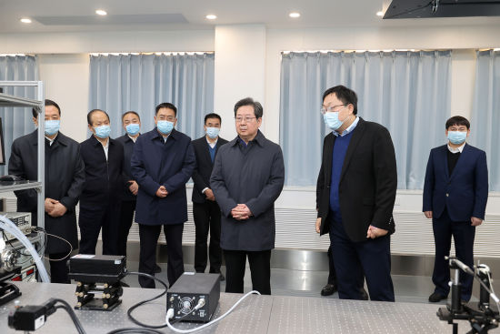 　11月14日，省委書記樓陽生到鄭州大學(xué)物理學(xué)院調(diào)研激光領(lǐng)域儀器設(shè)備研發(fā)應(yīng)用情況。(記者 董亮 蔡迅翔 攝)