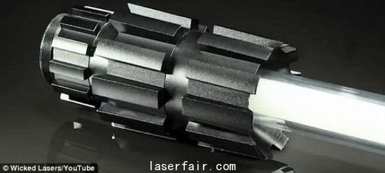 這款激光劍價格不菲，高達400美元，其中劍柄100美元，Spyder 3激光器300美元