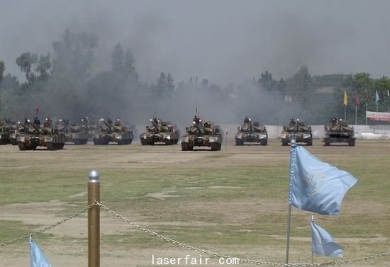 資料圖：哈立德主戰(zhàn)坦克又稱MBT-2000主戰(zhàn)坦克，是在中國(guó)90II主戰(zhàn)坦克的基礎(chǔ)上改進(jìn)而來。如今已是巴基斯坦裝甲部隊(duì)的中堅(jiān)。