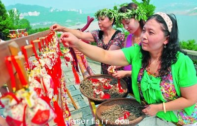 在屈原故鄉(xiāng)宜昌秭歸縣，居民用艾葉、花椒和丁香等制作香囊。