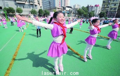 黃石市第八屆校園文化藝術(shù)節(jié)上孩子們在表演舞蹈。