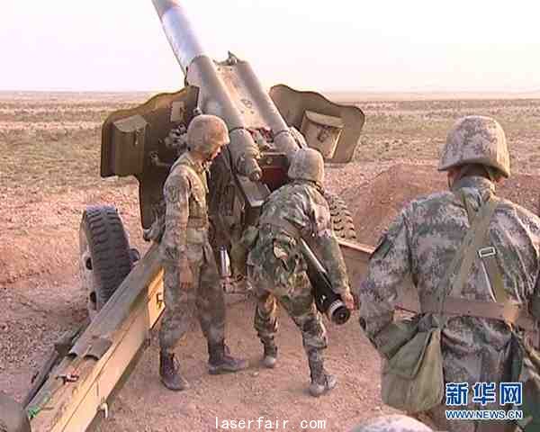 原文配圖： 各司其職，炮手一發(fā)實彈裝填。呂海金 攝