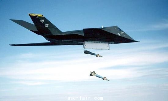 資料圖：F-117投下兩枚激光制導炸彈。
