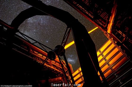 智利歐洲南方天文臺(tái)帕拉納爾天文臺(tái)操作的這個(gè)新PARLA激光器。從圖上可以看到，7瓦特激光器發(fā)出的橙黃色光束從甚大望遠(yuǎn)鏡的望遠(yuǎn)鏡4的穹隆結(jié)構(gòu)射向高空。在背景圖上還能看到大麥哲倫云