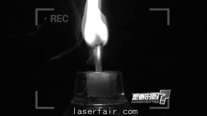 激光筆是生活中常用的物品，很多老師和導(dǎo)游都會(huì)用激光筆來(lái)做指引作用的小工具，但網(wǎng)絡(luò)傳言說(shuō)用激光筆15秒能夠點(diǎn)燃火柴，這個(gè)傳言是否是真實(shí)的呢，記者準(zhǔn)備了兩個(gè)激光筆進(jìn)行現(xiàn)場(chǎng)試驗(yàn)。