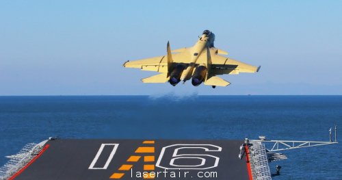 殲-15戰(zhàn)機(jī)自遼寧艦甲板滑躍起飛，相信未來(lái)國(guó)產(chǎn)航母將采用彈射器