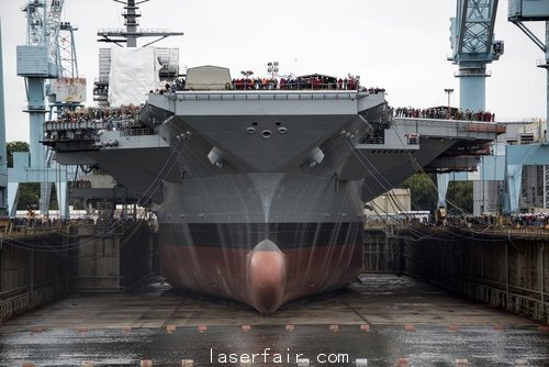 資料圖：美國海軍“福特”號航母在船塢放水。