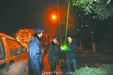 1月10日晚，經(jīng)過沙區(qū)市政行政執(zhí)法支隊3位隊員的勸解，賣激光手電筒的攤主離開。