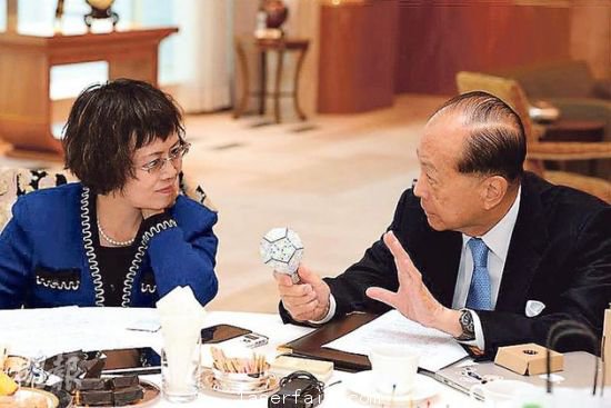 李嘉誠(chéng)（右）在接受媒體訪問時(shí)指出，長(zhǎng)實(shí)集團(tuán)以香港為基地，常常積極在港尋找投資機(jī)會(huì)，但是政府很多政策，需時(shí)消化。圖為他向財(cái)新傳媒總編輯胡舒立介紹他本周的“最愛”納米LED燈泡。圖片來(lái)源：香港明報(bào)
