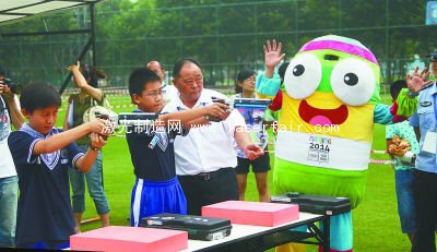 青奧會(huì)現(xiàn)代五項(xiàng)體育啟蒙活動(dòng)演練現(xiàn)場。本報(bào)記者  馮芃攝