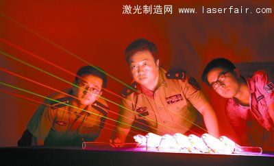 科研人員正在試驗(yàn)全內(nèi)腔氦氖綠光激光器。 何書遠(yuǎn) 攝