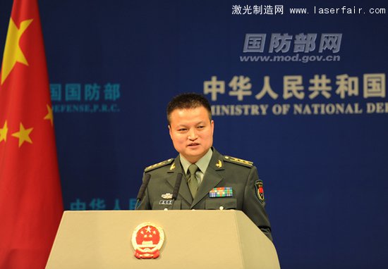 國(guó)防部新聞事務(wù)局副局長(zhǎng)、國(guó)防部新聞發(fā)言人楊宇軍上校答記者問(wèn) 周琳攝
