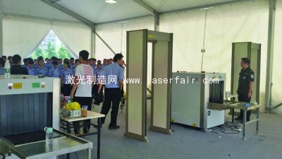 實(shí)訓(xùn)安檢大棚里，五十多個(gè)安檢經(jīng)理正在接受培訓(xùn)。 邢媛媛 攝