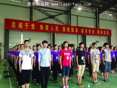 帥小伙將擔(dān)任禮儀先生。宋嶠 攝