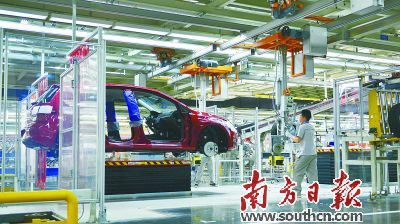 一汽大眾佛山工廠在某些鋼板連接處應(yīng)用拉鏈?zhǔn)降募す夂附庸に?，融合后儼然是一整塊鋼板。盧奕誠(chéng)
