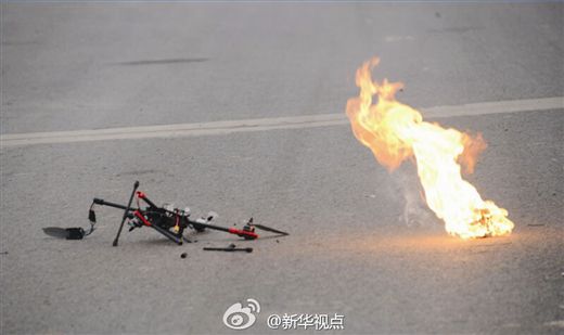 “低空衛(wèi)士”演示中燒毀的小型飛行器。
