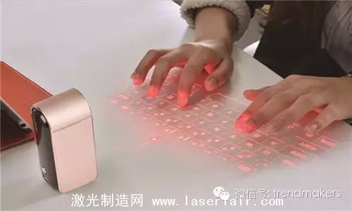 移動(dòng)辦公領(lǐng)域，手機(jī)和平板以其極佳的便攜性正在逐步取代笨重的PC，然而在某些人眼中，觸控的輸入方式依舊沒(méi)有傳統(tǒng)鍵盤(pán)用得舒服，因此采用鐳射激光的鍵盤(pán)就很有存在的必要啦！